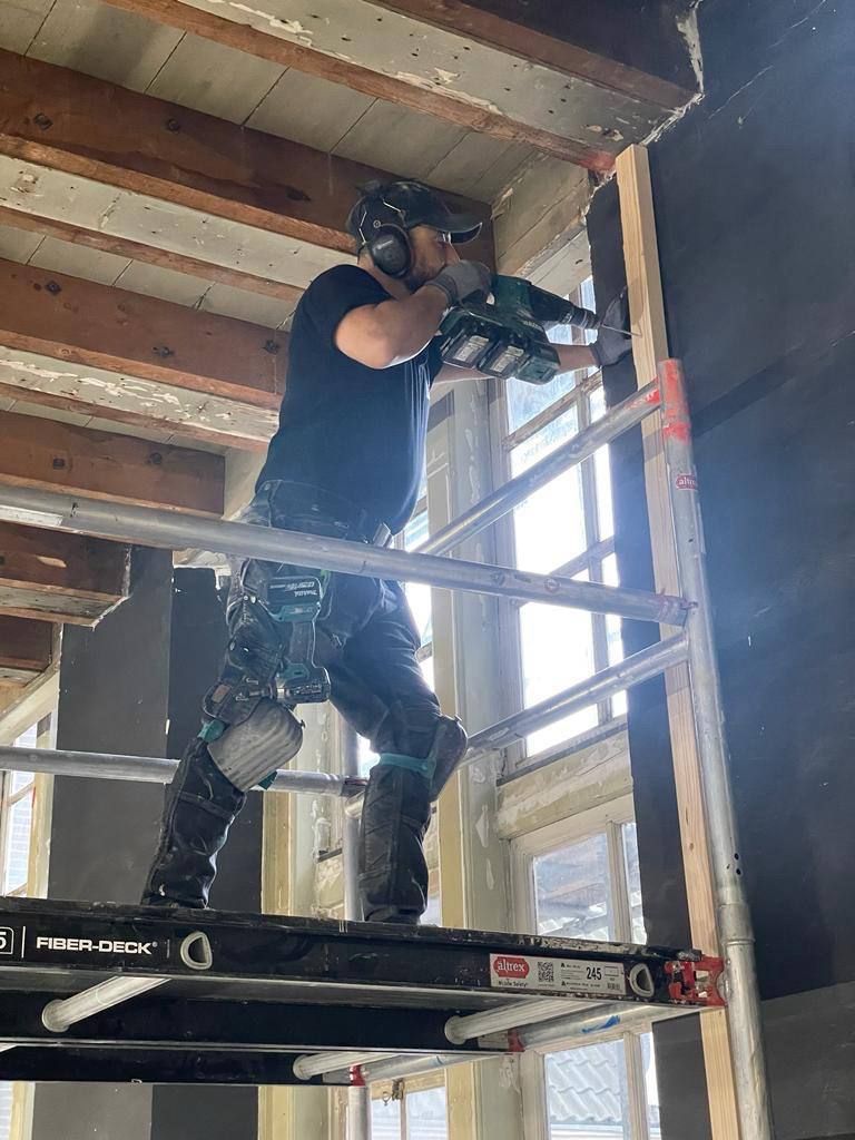 Vakman van Bouwgroep Alrefai aan het werk